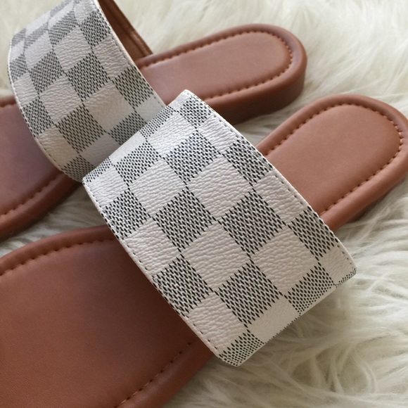 Checkered Toe Ring Slip On Sandals - Picture 9 of 16